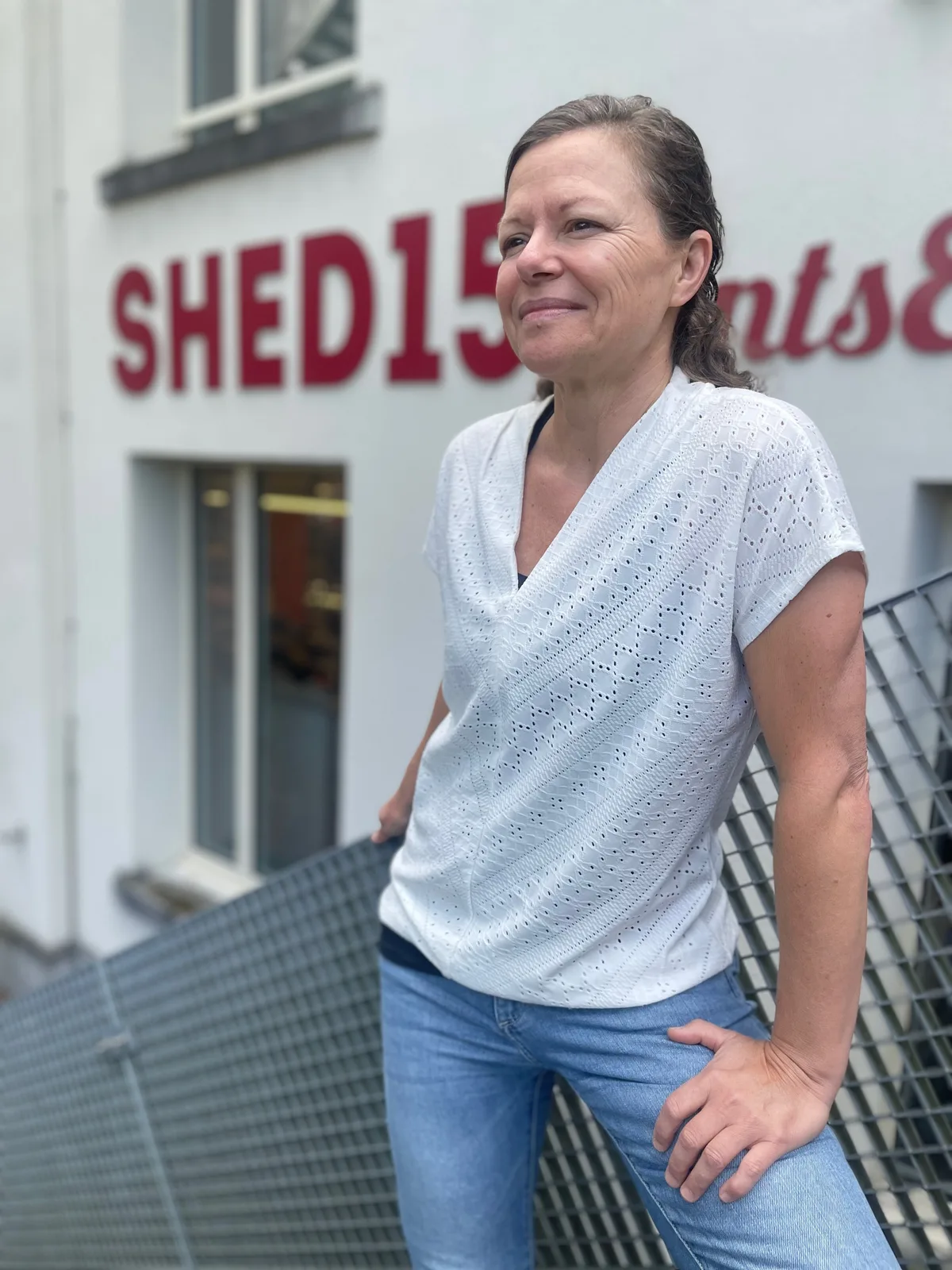 Daniela Küng posiert vor einer weissen Wand.
